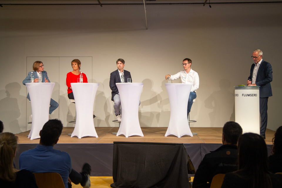 Die Podien in Flums (Bild) und Gossau eröffneten Einblicke in Unternehmen unterschiedlicher Grössen und Branchen.   